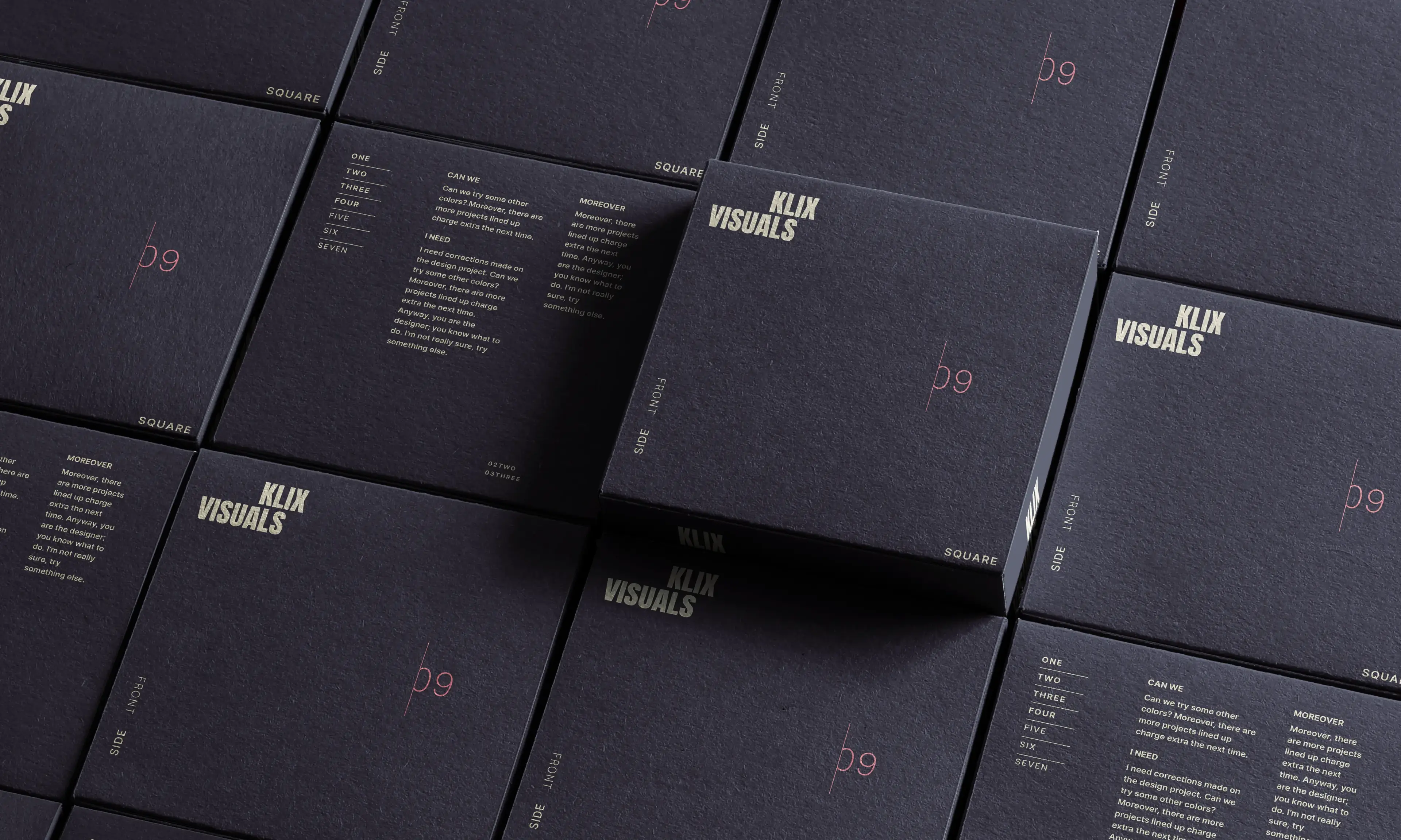 Gestapelte, individuell gestaltete Verpackungen aus einem Packaging-Projekt von KLIX VISUALS