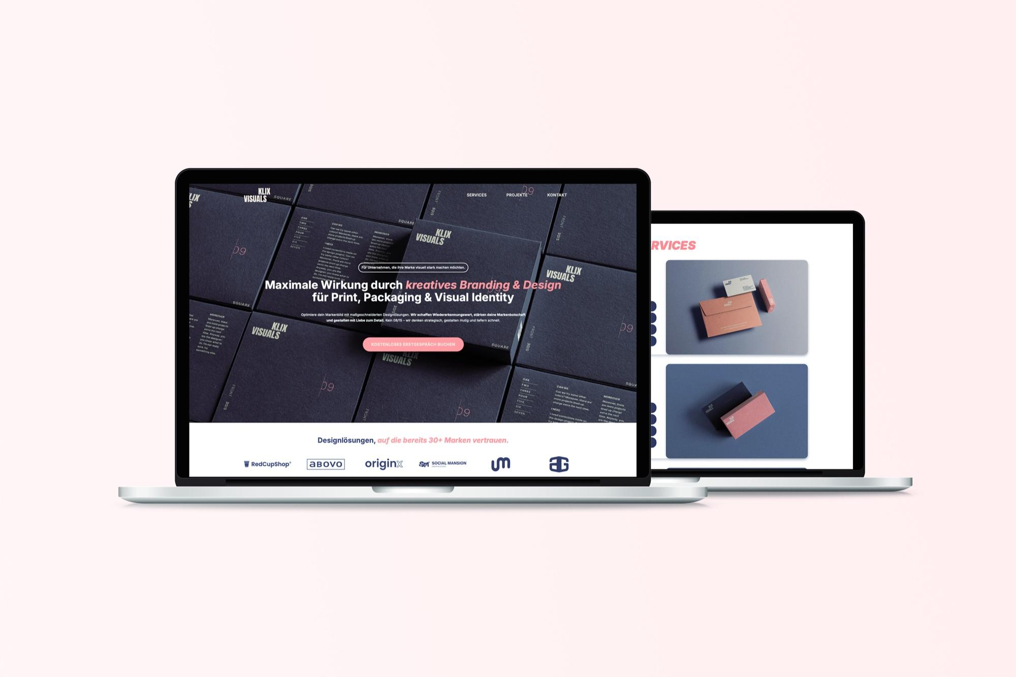 Gestalteter Onlineauftritt auf zwei Laptops, Startseite und Leistungsübersicht, Mockup