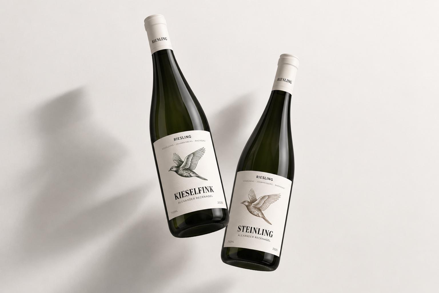 Zwei Riesling-Flaschen mit den Etiketten Kieselfink und Steinling, Weinflaschen-Produktdesign